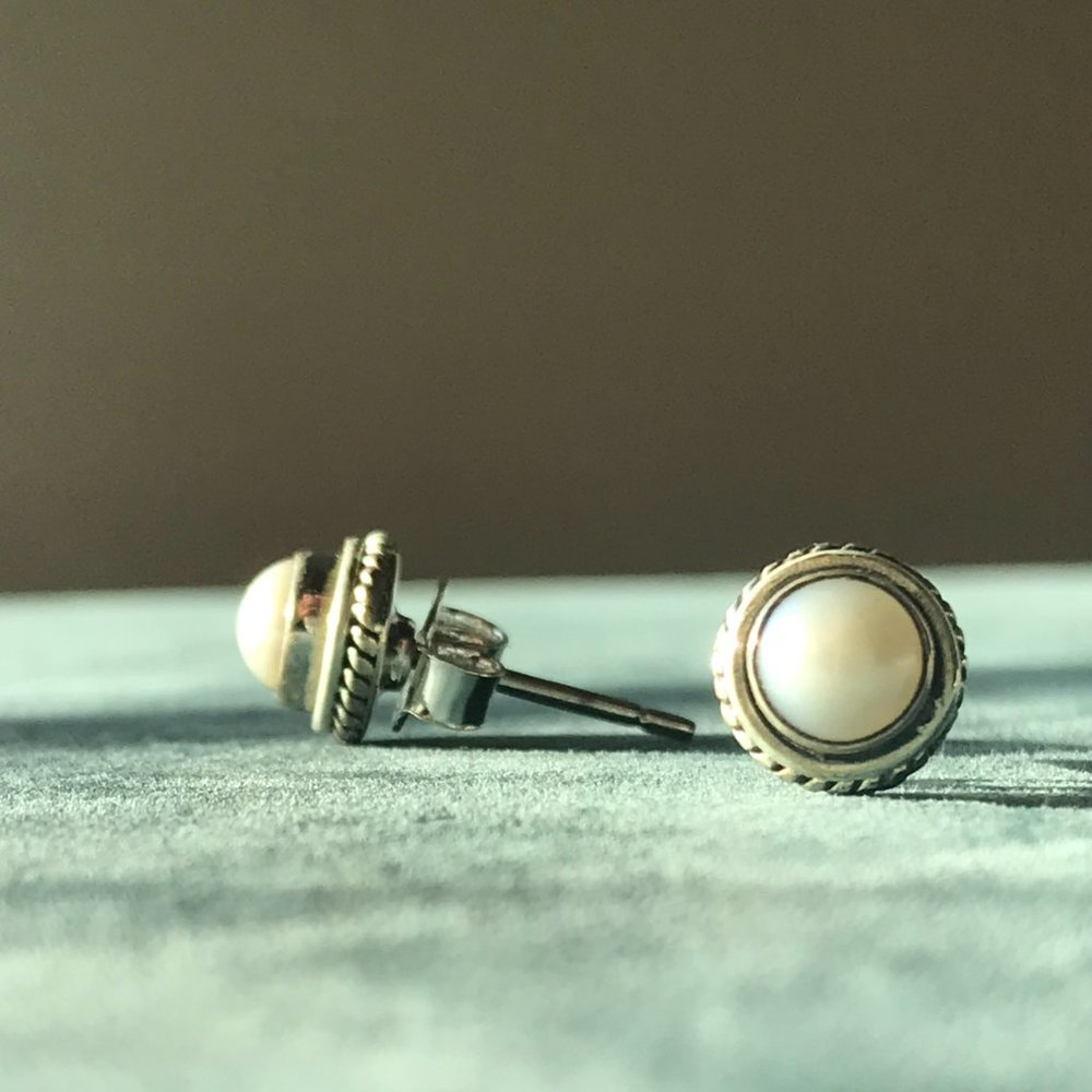 PEARL STUDS - NEW - Picture 2 of 3
